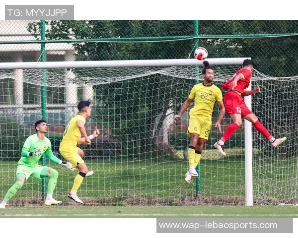 男子足球比赛精彩瞬间捕捉展现运动激情与团队精神的完美结合 男子足球比赛精彩瞬间捕捉展现运动激情与团队精神的完美结合