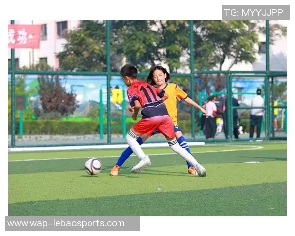 足球专业初中教育探索培养青少年足球人才的新路径与发展策略